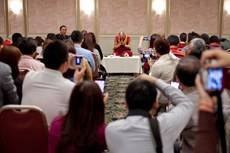 Dalai-Lama-in-Tokyo-meet-Chinese-People.jpg