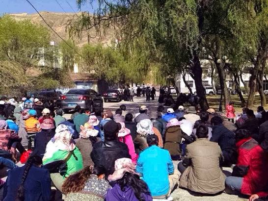 Over-a-hundred-teachers-protest-in-Qinghai-province.jpg