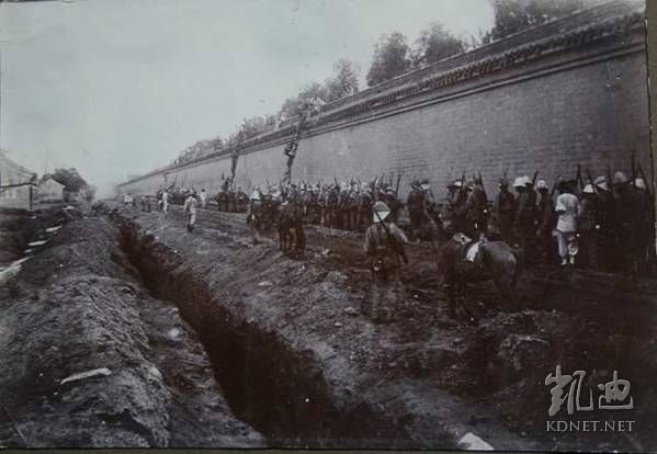 北春新闻--1900年百姓搭梯子帮八国联军攻进皇城