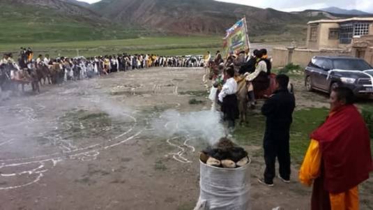 Tibetans-welcome-Dawa-Rinpoche.jpg