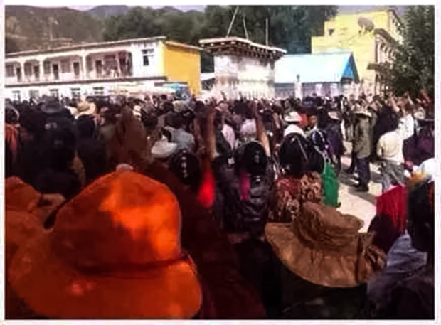 Tibetans-protest-in-Sershul-county-on-12th-Aug-2014.jpg