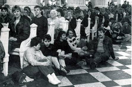 Photo: Teilnehmer der Friedensgebete in der Leipziger Nikolaikirche, 1989