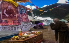 Tibetans-in-Nyagchu-county-praying-for-Dalai-Lama-and-Tenzin-Delek-Rinpoche.jpg