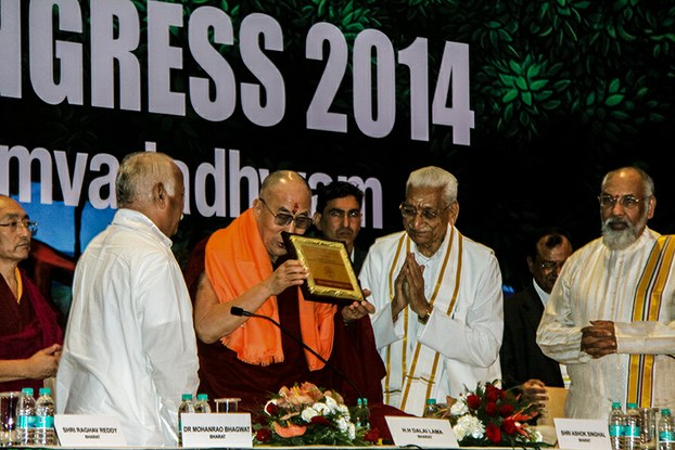 The-Dalai-Lama-receiving-Honor-from-World-Hindu-Congress.jpg