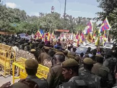 Police-block-the-protesters.jpg