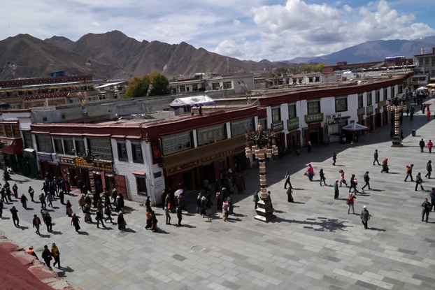 Special-police-with-gun-stand-on-the-rooftop-around-the-Jokhang-in-Lhasa.jpg