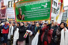 Tibetans-in-Swiss-welcoming-Dalai-Lama-on-his-arrival-in-Basel-06-Feb.jpg