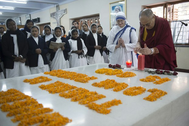 Dalai-Lama-lighting-a-candle-at-the-tomb-of-Mother-Teresa.jpg