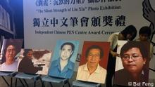 Preisverleihung der "Chinese PEN" diesen Jahres in Hongkong.

Preisverleihung in der "City University of Hongkong", und die Ausstellung von Liu Xia, die Frau von Liu Xiaobo.
Personen im Bild: Preisträger des Jahres 2011 Yang Xianhui, Ai Xiaoming, Hada, Qin Yongmin, Chen Wei.

Photograf: Bei Feng
Alle drei Bilder sind vom Photografen zur uneingeschränkten Benutzung durch DW berechtigt.