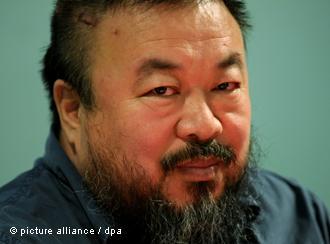 ARCHIV - Der Knstler Ai Weiwei, aufgenommen am 09.10.2009 in Mnchen. Tausende Chinesen geben dem regimekritischen chinesischen Knstler Ai Weiwei spontan Geld, damit er seine Millionenstrafe an das Steueramt zahlen kann. Bis Montagmittag (07.11.2011) haben ihm schon mehr als 20 000 Chinesen mehr als fnf Millionen Yuan, umgerechnet 570 000 Euro, zukommen lassen. Das berichtete der Knstler der Nachrichtenagentur dpa. Foto: Tobias Hase (zu dpa 0142 vom 07.11.2011) +++(c) dpa - Bildfunk+++
