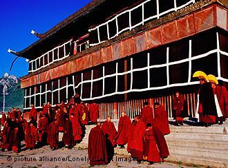 Morning debate in front of main prayer hall of Dachang Lamo Kirti Monastery. Langmusi, Gansu, China  picture alliance/Lonely Planet Images 