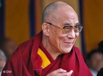 Der Dalai Lama gibt am 10.3.2011 bekannt, dass er als politisches Oberhaupt der Tibeter Exilregierung zurcktreten wird. Als religiöser Fhrer bleibt der 76-jährige Friedensnobelpreisträger aber aktiv und wird sich weiter «fr die gerechte Sache Tibets» einsetzen.

Titel: Tempelrede des Dalai Lama 10.3.
Wer hat das Bild gemacht?: Adrienne Woltersdorf
Wann wurde das Bild gemacht?: 10.3.2011
Wo wurde das Bild aufgenommen?: McLeodganj