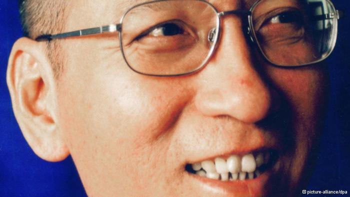 ARCHIV - Ein undatiertes Handout zeigt den inhaftierten chinesischen Dissidenten und Brgerrechtler Liu Xiaobo. Aufgenommen hat das Bild seine Ehefrau, die Fotografin Liu Xia. Die prominenten chinesischen Brgerrechtler Ai Weiwei und Hu Jia sind wieder auf freiem Fuß. Zahlreiche andere Regimekritiker sitzen in China aber weiter in Haft. Menschenrechtsorganisationen schätzen die Zahl auf 1500 bis zu mehr als 5500. Foto: Liu Xia dpa  +++(c) dpa - Bildfunk+++