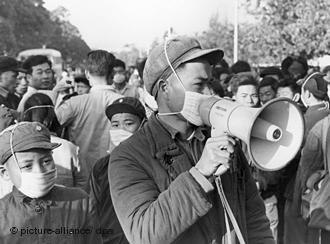 Ein junger Rotgardist mit Megafon spricht im Januar 1967 zu Passanten. Er trägt wie alle Angehörigen der Roten Garde auf Anordnung von Mao einen Mundschutz gegen Grippe. Die Große Proletarische Kulturrevolution wurde im Winter 1965/1966 von Mao Tsetung eingeleitet und dauerte bis 1969. Foto: Ian Brodie +++(c) dpa - Report+++