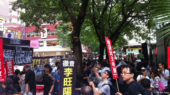  Die Demonstranten in Hongkong protestieren anlässlich des Besuchs von chinesischen Präsidenten Hu Jintao. Sie fordern die Rehabilitation der demokratischen Bewegung 1989 und Aufklärung des Todes eines Aktivisten namens Li Wangyang auf. 

Bei Feng hat die Fotos der DW zur verfgung gestellt. Zugestellt von Yue Fu 