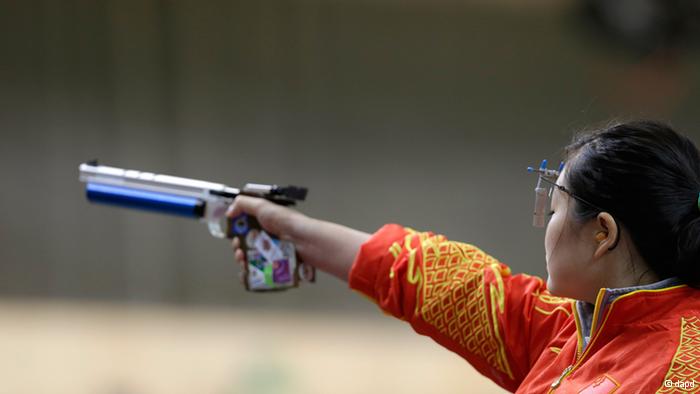 China's Guo Wenjun shoots during the women's 10-meter air pistol final at the 2012 Summer Olympics, Sunday, July 29, 2012, in London. Guo won gold in the event.(Foto:Rebecca Blackwell/AP/dapd)