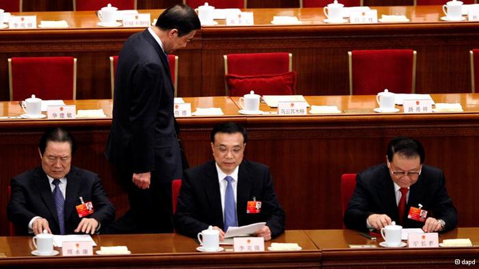 In this photo taken Friday, March 9, 2012, Chongqing party secretary Bo Xilai, walks past other Chinese leaders from left, Zhou Yong Kang, China's Communist Party head of Political and Legislative affairs committee, Vice Premier Li Keqiang and propaganda chief Li Changchun during a session of the National People's Congress held in Beijing. China's state news agency announced Thursday, March 15, 2012 that Bo resigned amid a scandal involving his former police chief and replaced by Chinese Vice Premier Zhang Dejiang. (Foto:Ng Han Guan/AP/dapd)
