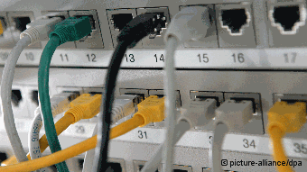 ARCHIV - Netzwerkkabel stecken am 10.10.2007 in Schwerin in einem Verteiler fr Internetverbindungen (Illustration). Jeder Computer kann sich mit jedem vernetzen, weltweit, allein mit Hilfe technischer Protokolle, aber ohne Vorgaben staatlicher Behörden: «Auf dieser bisherigen Basis funktioniert das Internet eigentlich ganz gut», sagt der Vizepräsident der Internet Society (ISOC),Kummer. Doch der Schweizer Diplomat macht sich Sorgen, dass einige Staaten die offene Infrastruktur des Netzes unter eine striktere Kontrolle bringen wollen: Ihr Hebel könnte eine Weltkonferenz der Internationalen Fernmeldeunion (ITU) in Dubai werden. (Zu dpa KORR Internet gerät ins Visier der Fernmeldeunion). Foto: Jens Bttner +++(c) dpa - Bildfunk+++
