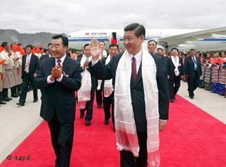 In this photo released by China s Xinhua News Agency, Chinese Vice President Xi Jinping, center, waves upon his arrival to attend the celebrations marking the 60th anniversary of Tibet s peaceful liberation in Lhasa, capital of southwest China s Tibet Autonomous Region, Sunday, July 17, 2011. Tibet has been a source of controversy for decades, since Beijing sent troops to occupy the country following the 1949 Communist revolution. It insists the region has been part of Chinese territory for centuries, a claim disputed by many Tibetans who say their Himalayan region has a long history of autonomous rule led by a series of Buddhist leaders. (Foto:Xinhua, Lan Hongguang/AP/dapd) NO SALES