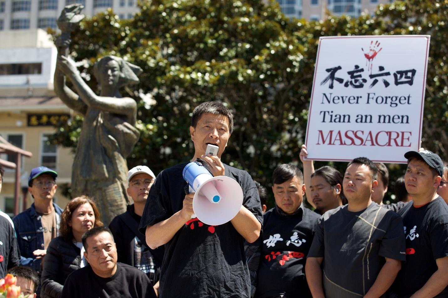 (组图)旧金山纪念六四37周年系列活动——清洗民主女神像暨六四图片展