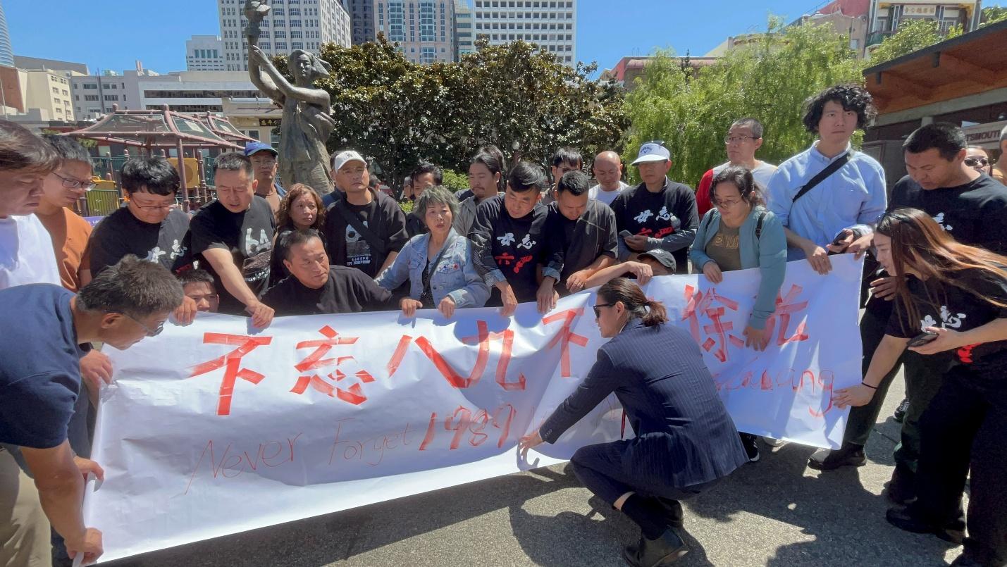 (组图)旧金山纪念六四37周年系列活动——清洗民主女神像暨六四图片展