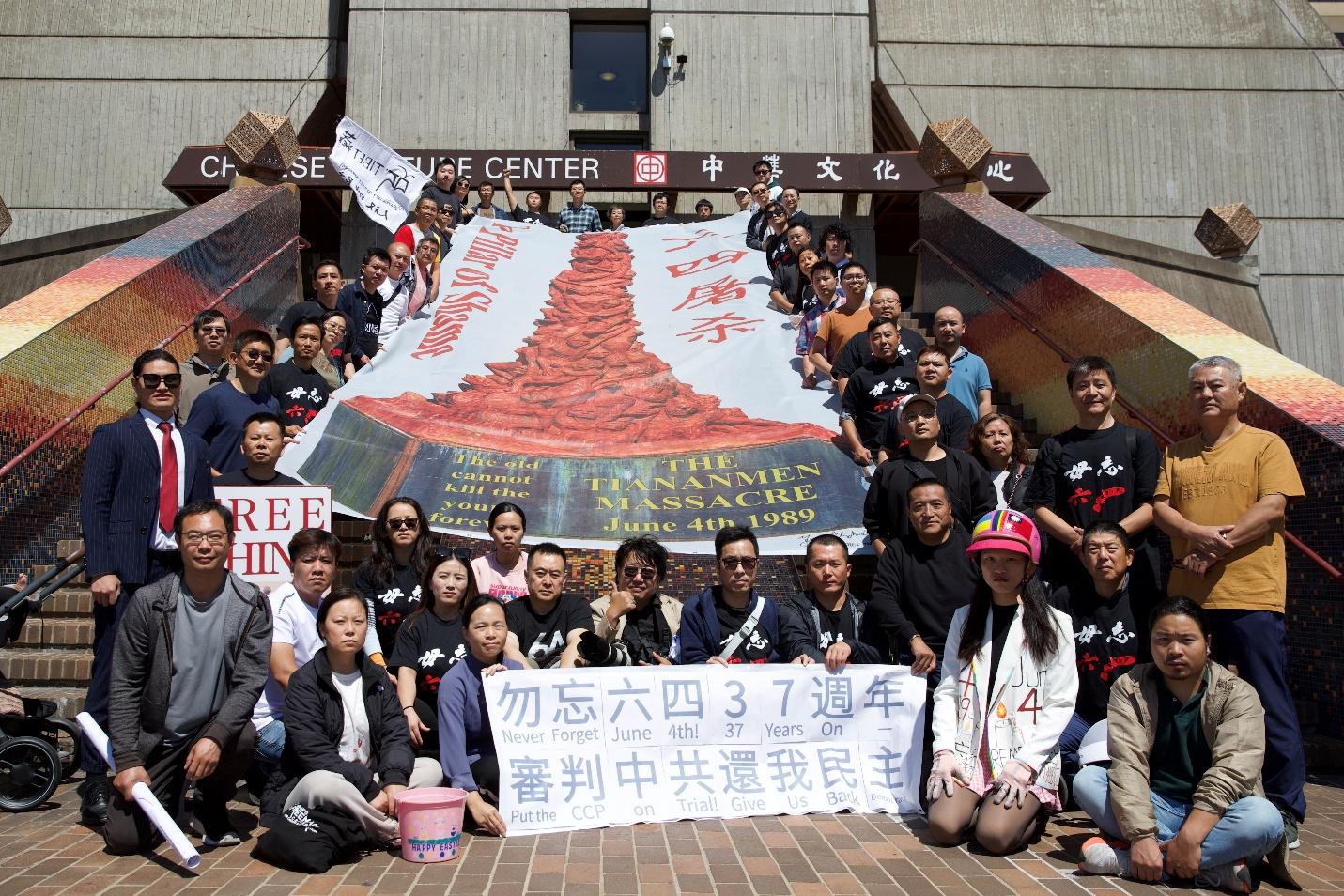 (组图)旧金山纪念六四37周年系列活动——清洗民主女神像暨六四图片展