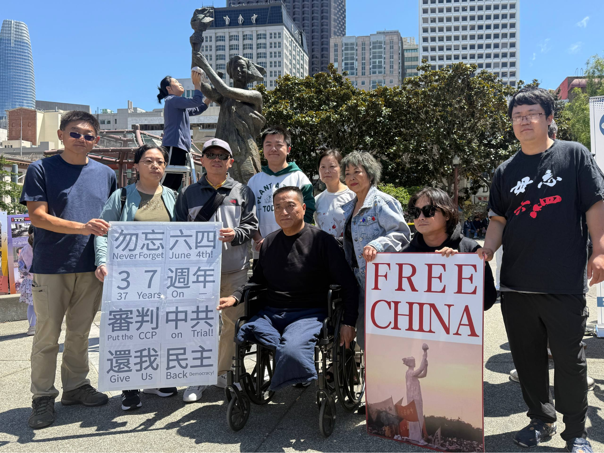 (组图)旧金山纪念六四37周年系列活动——清洗民主女神像暨六四图片展