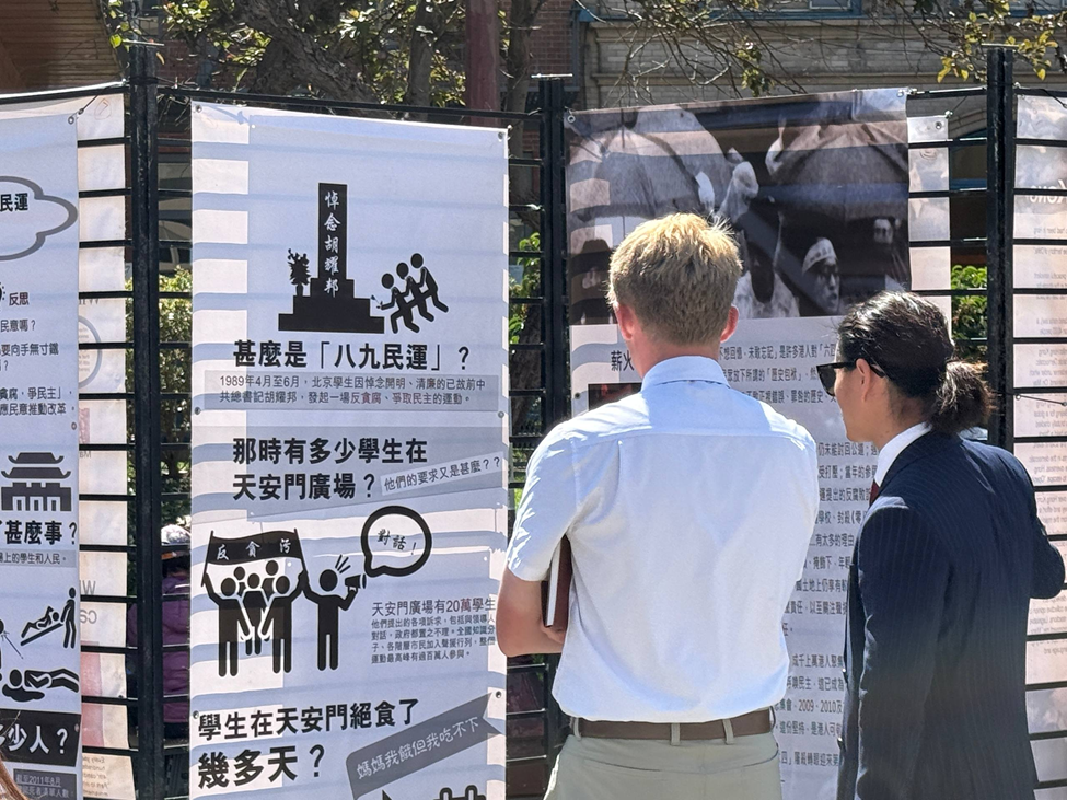 (组图)旧金山纪念六四37周年系列活动——清洗民主女神像暨六四图片展