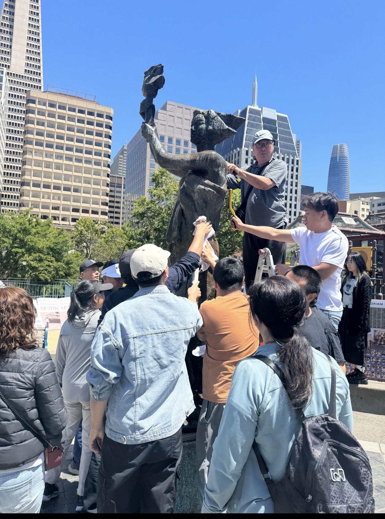旧金山花园角广场举行民主女神像清洗活动 纪念六四三十七周年/吕小静