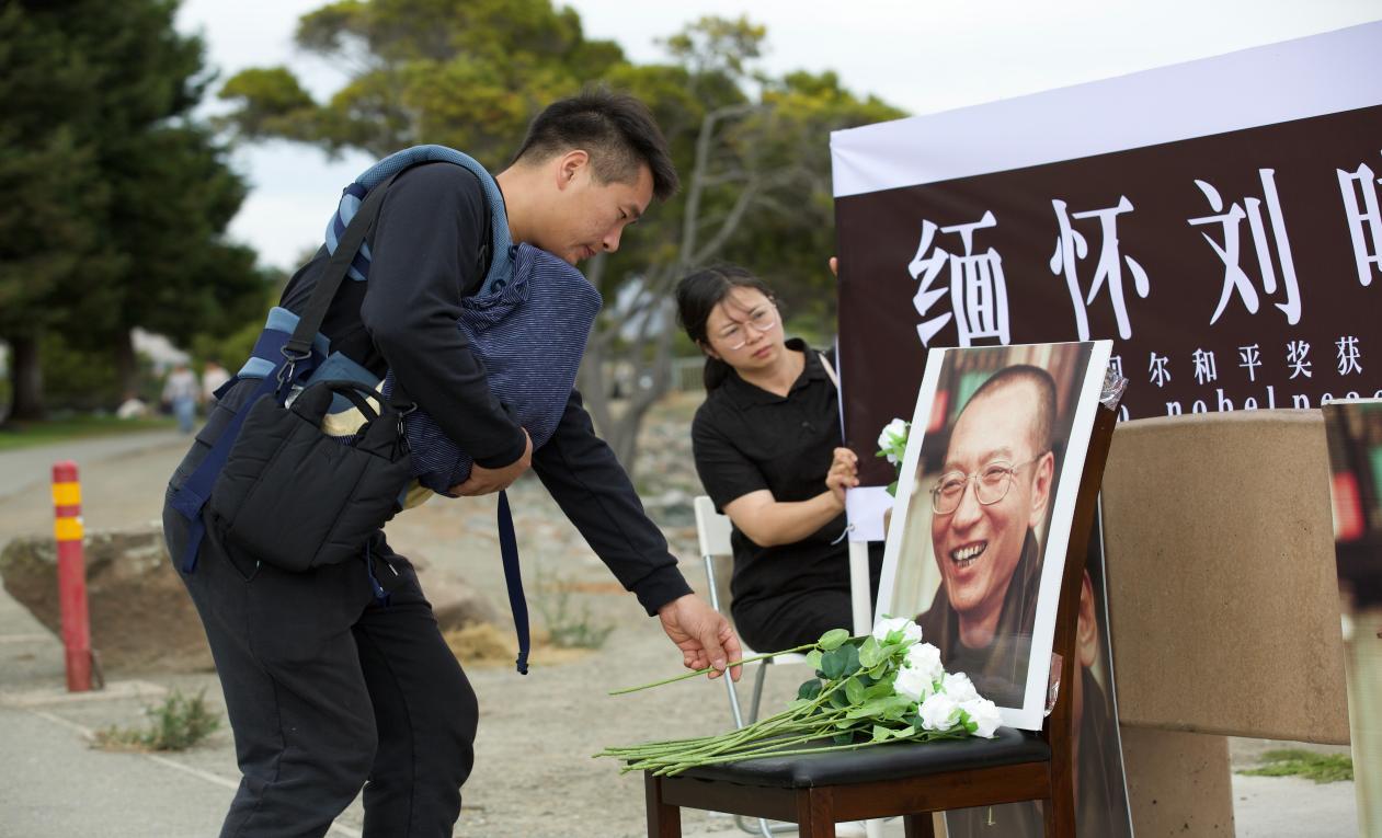 缅怀刘晓波，捍卫自由—旧金山民主人士纪念刘晓波逝世九周年/吕小静