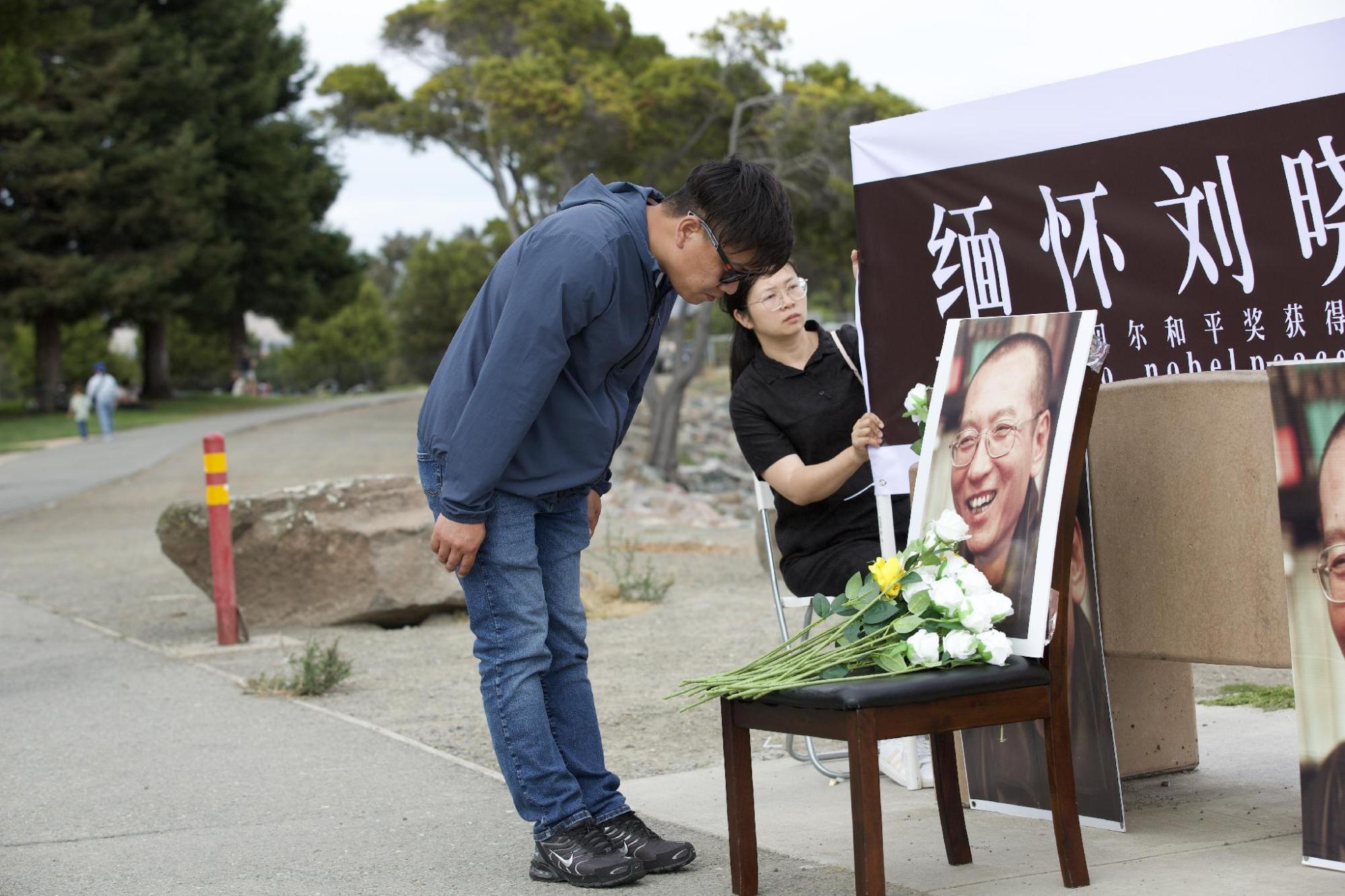 缅怀刘晓波，捍卫自由—旧金山民主人士纪念刘晓波逝世九周年/吕小静