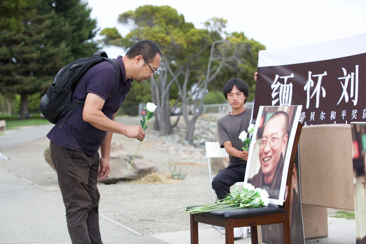 缅怀刘晓波，捍卫自由—旧金山民主人士纪念刘晓波逝世九周年/吕小静